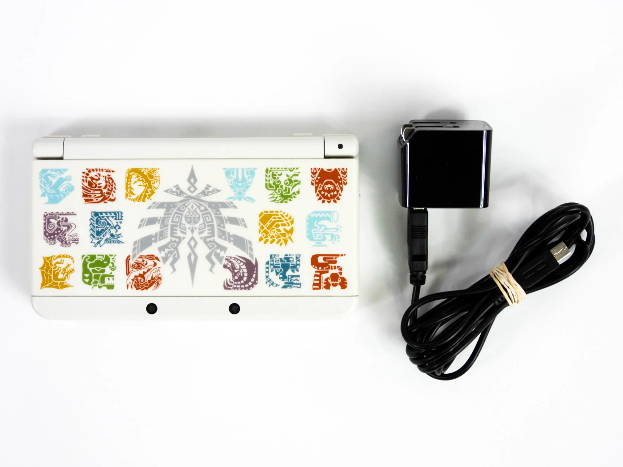 New Nintendo 3DS System White + Monster Hunter 4 Ultimate Cover