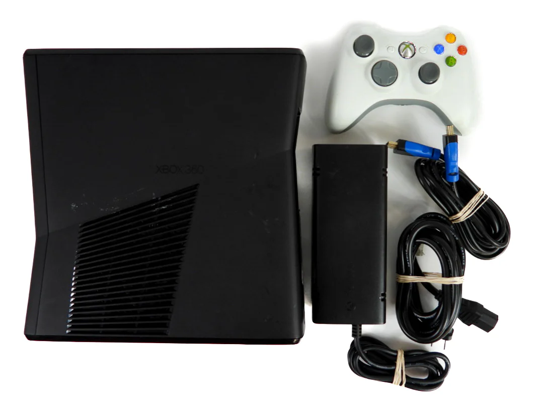 Xbox 360 System Slim 4 GB Black with Unassorted Controller - Image 2